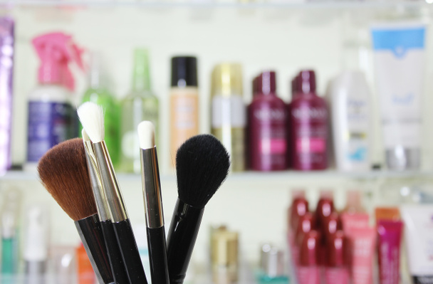 Beauty Products Closeup met wazig producten op de achtergrond - Foto, afbeelding