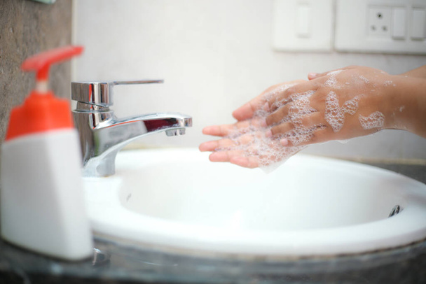 Se laver les mains avec du savon liquide en douceur pour éviter les backterias et les infections - Photo, image