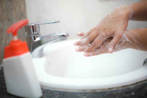 Lávese las manos con jabón líquido suavemente para evitar backterias e infecciones
 - Foto, Imagen