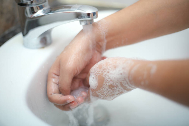 Was de handen met vloeibare zeep zachtjes om te blijven voorkomen dat backterias en infecties - Foto, afbeelding