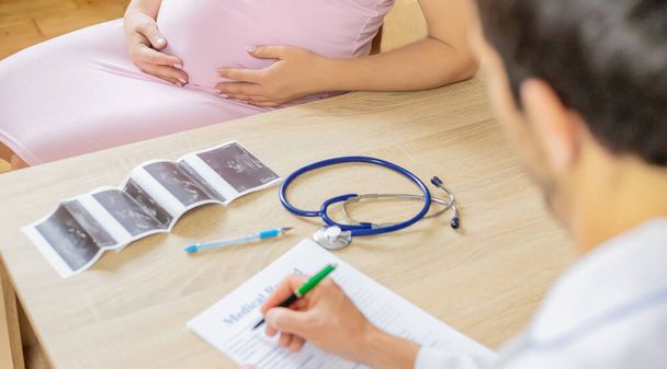 Um médico numa clínica examina uma mulher grávida. Foco seletivo. Pessoas
. - Foto, Imagem