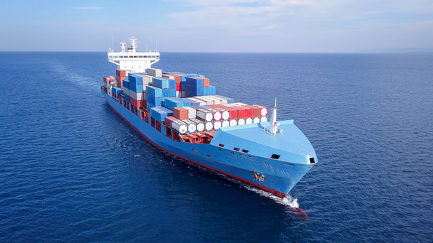 Πλοίο μεταφοράς εμπορευματοκιβωτίων ULCV σε ανοικτά ύδατα φορτωμένο πλήρως με εμπορευματοκιβώτια και φορτία. - Φωτογραφία, εικόνα