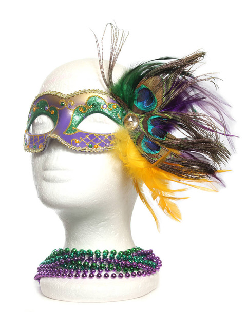 Maska karnawałowa z piórami na głowie manekina - Zdjęcie, obraz
