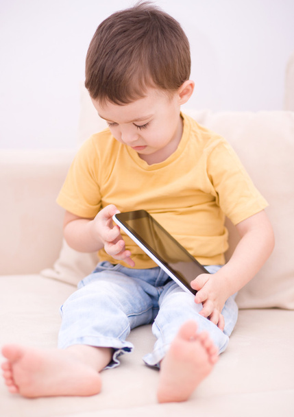 niño usando tableta
 - Foto, Imagen