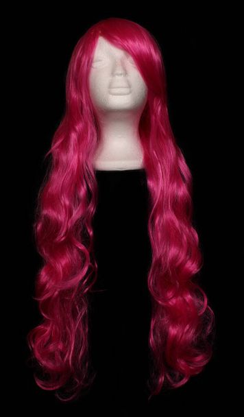 Long Pink Comic Style Wig na cabeça do manequim
 - Foto, Imagem