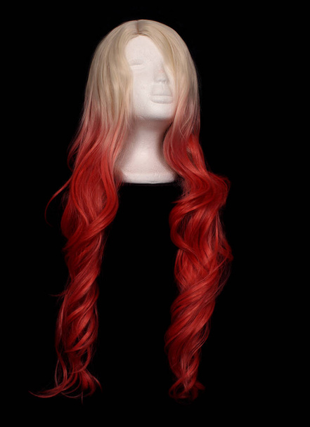 Блондин и оранжевый парик на голове манекена - Фото, изображение