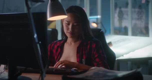 Γυναικείος προγραμματιστής βιντεοπαιχνιδιών στην εργασία - Πλάνα, βίντεο