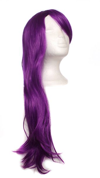 Пурпурный парик аниме стиль на белом фоне - Фото, изображение