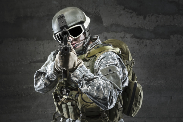 Soldat pointant un fusil sur vous
 - Photo, image