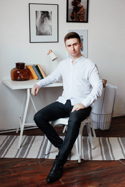mec (garçon ou homme), homme d'affaires, en chemise blanche dans un photostudio à la maison - Photo, image