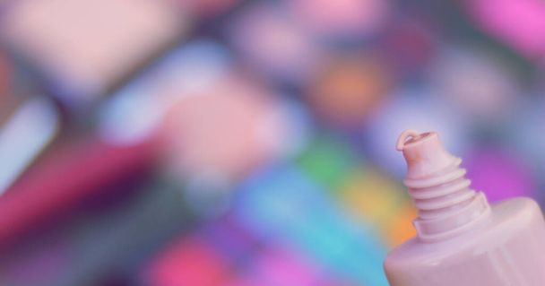 Paletas de pigmento cosmético colorido e vários cosméticos
 - Foto, Imagem