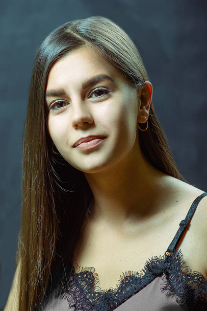 Ein Nahaufnahme-Porträt einer netten jungen Frau mit langen Haaren und einer Brünette - Foto, Bild