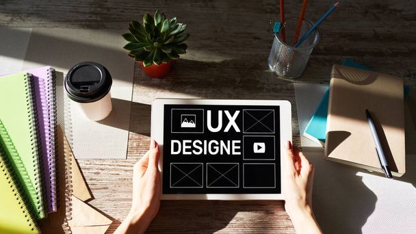 Diseño UX. Diseñador de experiencia de usuario, Web y desarrollo de aplicaciones. Concepto de Internet y tecnología. - Foto, imagen
