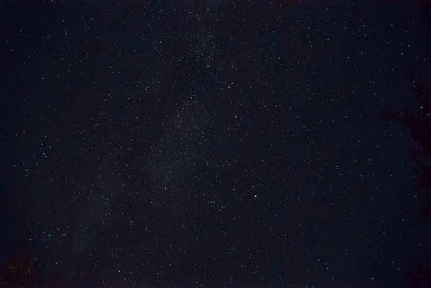 Lange belichtingsnacht foto. Veel sterren met heel veel sterrenbeelden. Nachtlandschap met zacht geluidseffect. - Foto, afbeelding
