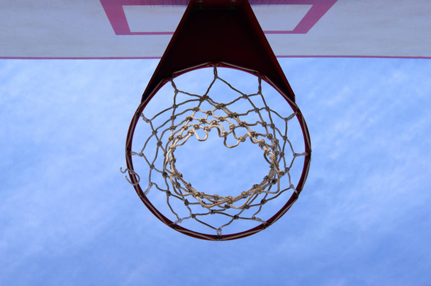 Canestro da basket con cielo e nuvole in vista angolare. Tempo di sport
 - Foto, immagini