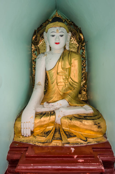 Myanmar. Jestem Yangon. Piękny widok posągów Buddy w shwedagon pagoda. - Zdjęcie, obraz