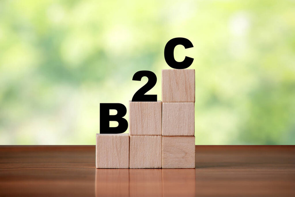 Деревянные блоки куба формы как ступеньки с B2C Бизнес к потребителю слово. Концепция бизнеса, успех и финансирование роста
. - Фото, изображение