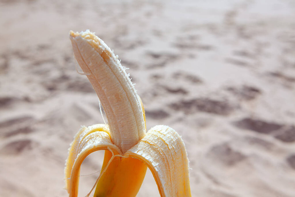 皮が美味しいバナナ。エキゾチックなフルーツビーチで食べる準備ができている  - 写真・画像