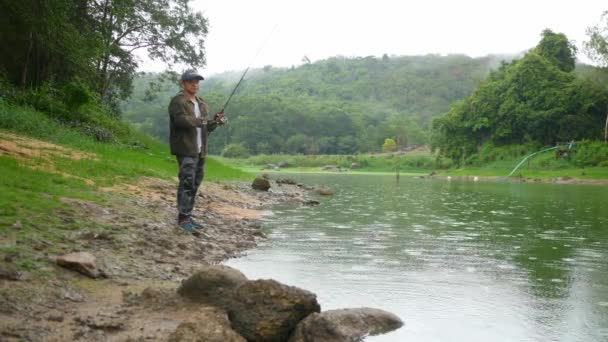 Egy halász horgászik az erdőben. - Felvétel, videó