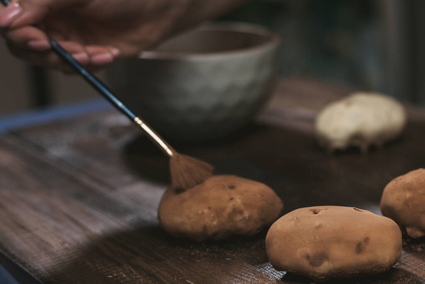 cocinar pastel de patata sobre un fondo de madera oscura. cocina bola de ron
. - Foto, Imagen