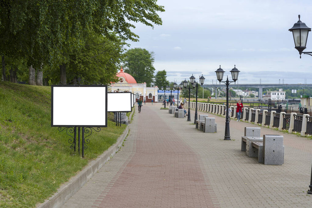 Pusta makieta billboardu, publiczna tablica informacyjna z przestrzenią do kopiowania na ulicy, w pobliżu portu. Pusty baner reklamowy, jasny plakat w mieście z pięknym tłem - Zdjęcie, obraz