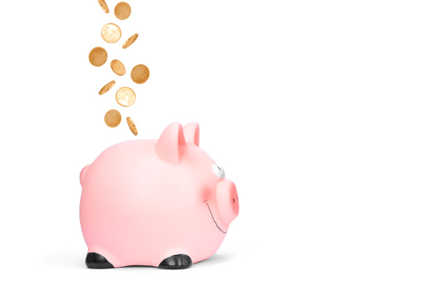 Piggy Τράπεζα κουτί χρήματα σε μορφή χαμογελαστό γουρούνι με ιπτάμενα χρυσά νομίσματα που απομονώνονται στο παρασκήνιο. Έννοια της εξοικονόμησης χρημάτων, banging, επενδύσεις.  - Φωτογραφία, εικόνα