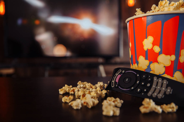 TV barátokkal online koncepció. Filmezés és popcorn evés a tálban. - Fotó, kép