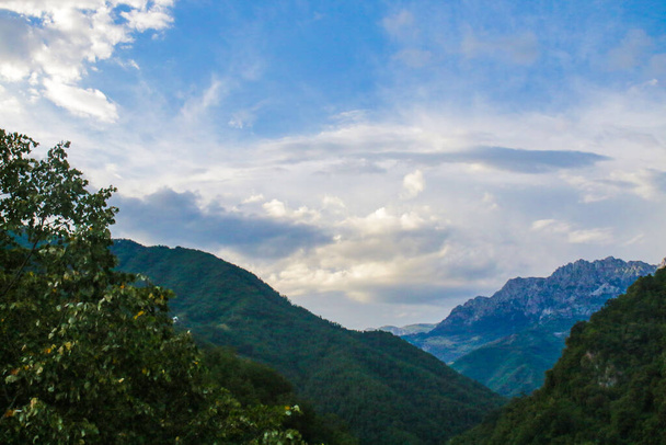 Lanscape és keret minden hegyek és a természet körül kotor. A Kotori-öböl az Adriai-tenger kanyargós öböl, Montenegró délnyugati részén. Kotor az UNESCO tagja..  - Fotó, kép