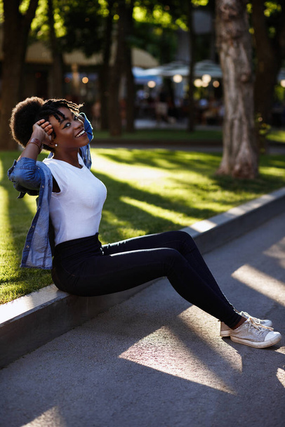 Щаслива темношкіра дівчина в парку на прогулянці
 - Фото, зображення