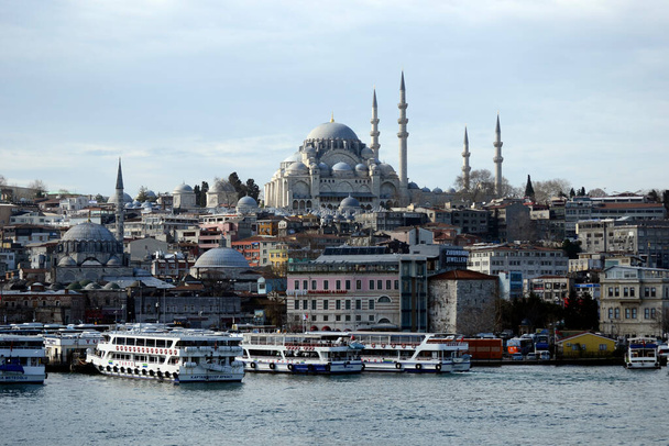 Uitzicht op het historische schiereiland Istanbul vanaf de Gouden Hoorn. - Foto, afbeelding