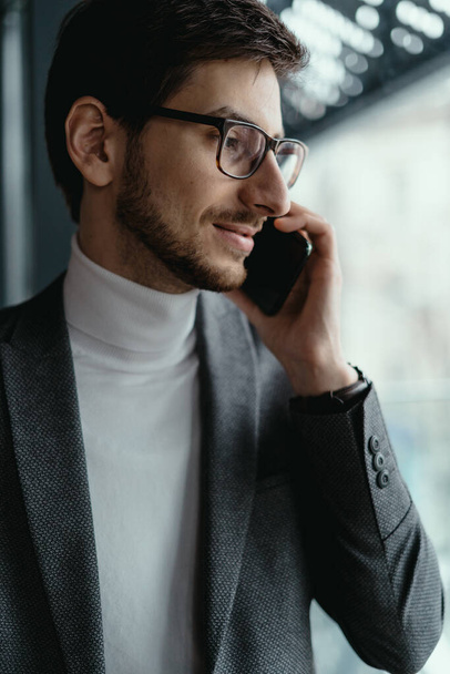 Портрет успешного бизнесмена разговаривающего на смартфоне - Фото, изображение