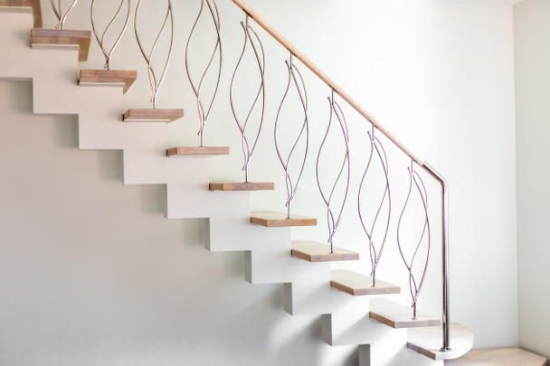 Elegancia kortárs tervezett lépcsők egy fehér modern szobában  - Fotó, kép