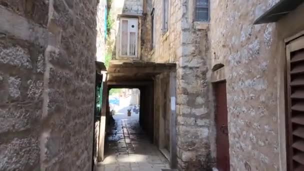 Passeggiando per le strade del centro storico di Stari Grad in Croazia - Filmati, video