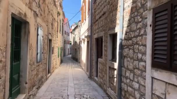 Hırvatistan 'ın Stari Grad kasabasının sokaklarında yürüyorum - Video, Çekim