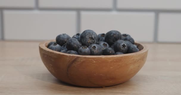 木の鉢の中の新鮮なブルーベリー - 映像、動画