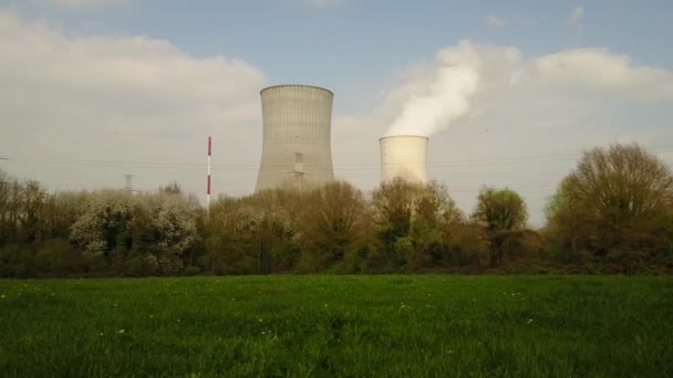 central nuclear o central nuclear es una central térmica en la que la fuente de calor es un reactor nuclear - Metraje, vídeo