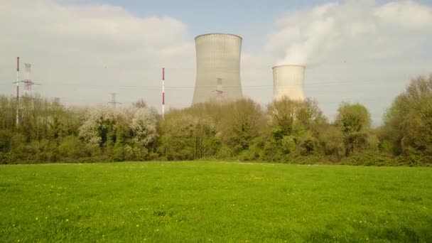 Nükleer enerji santrali ya da nükleer santral, ısı kaynağının bir nükleer reaktör olduğu bir termik santraldir. - Video, Çekim