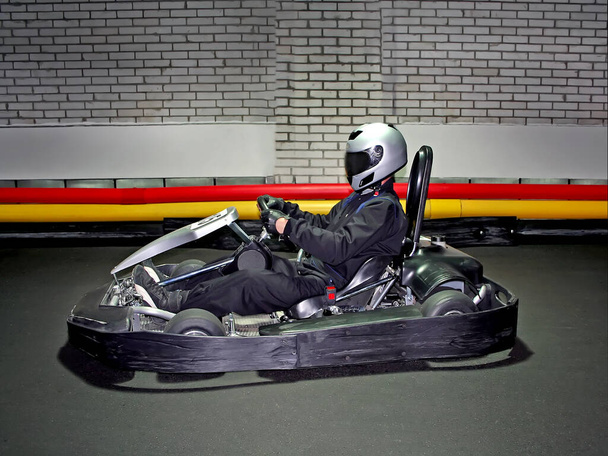 Go-Kart Speed River Indoor-Rennen Opposition Rennen. Naher Rennfahrer - Foto, Bild
