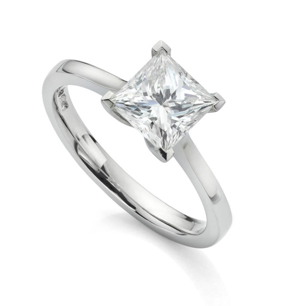 Vierkante Prinses geslepen diamanten ring op witte achtergrond - Foto, afbeelding