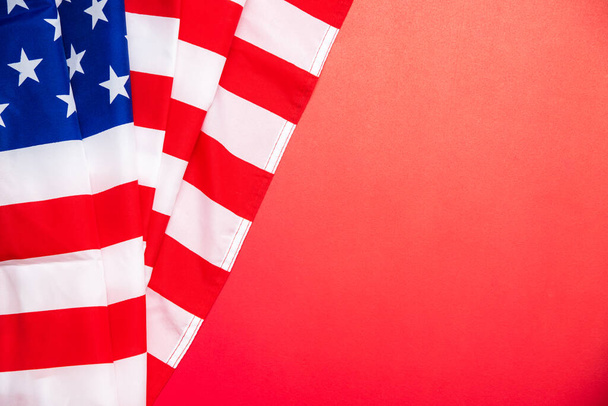 Amerikanische Flagge auf rotem Hintergrund zum Memorial Day, 4. Juli, dem Tag der Arbeit - Foto, Bild