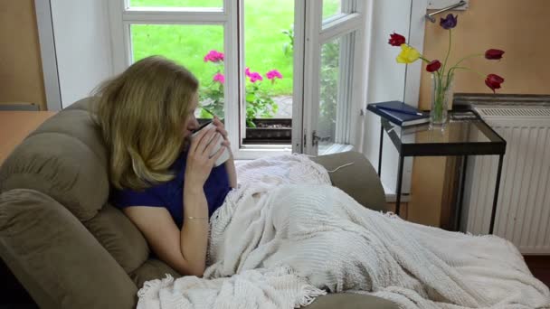 žena koberec horké pití čaje - Záběry, video