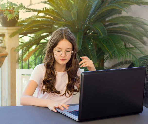 Teenager Mädchen mit Laptop, Surfen im Internet, Hausaufgaben machen und studieren - Foto, Bild