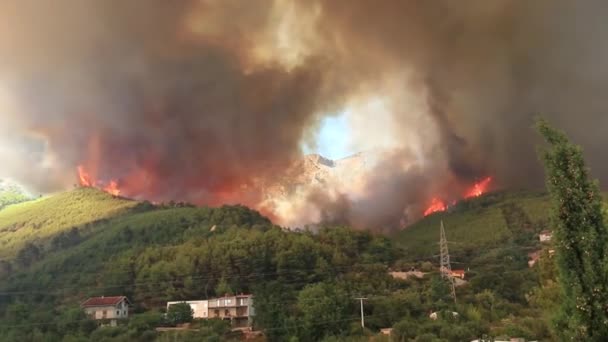 Zrnovnica, Split, Croácia - 17 de julho de 2017: Incêndio maciço incendiando a floresta e aldeias ao redor da cidade Split, sequência de imagens de vídeo bruto
 - Filmagem, Vídeo