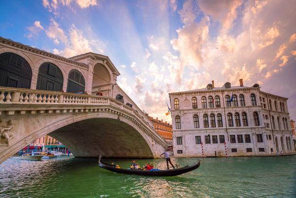 Rialto híd Velencében, Olaszországban alkonyatkor - Fotó, kép