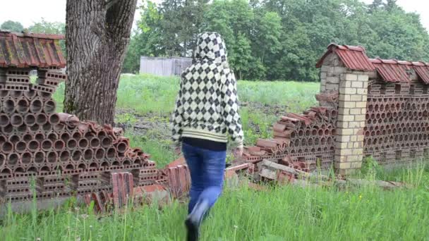 törött kerítés nő eső - Felvétel, videó
