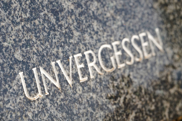  Lápida en un cementerio con la palabra inolvidable
                               - Foto, Imagen