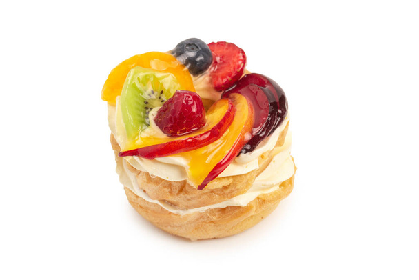 Σπιτική τούρτα με κρέμα και φρούτα που απομονώνονται σε λευκό.  - Φωτογραφία, εικόνα