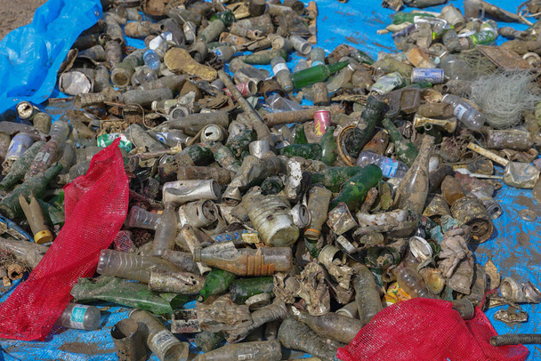 odpady ulegające rozkładowi wydobyte z Morza Czerwonego, - Zdjęcie, obraz