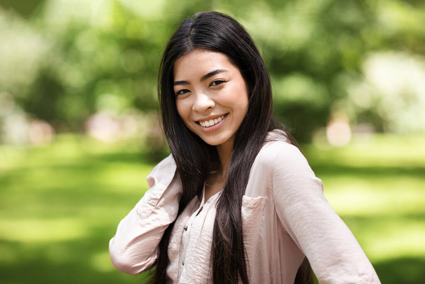 Portré Boldog Gyönyörű Ázsiai Lány Pózol Nyári Park - Fotó, kép