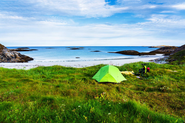 ANDENES, NORVEGIA - 1 SET 2019. Tenda solitaria allestita su una spiaggia vicino al mare norvegese in una mattinata di sole e calma. - Foto, immagini
